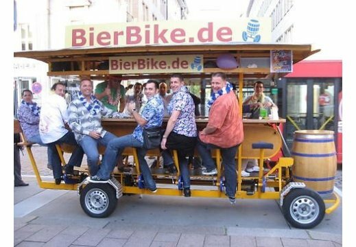 Такие «пивные бары» можно встретить на улицах Германии.